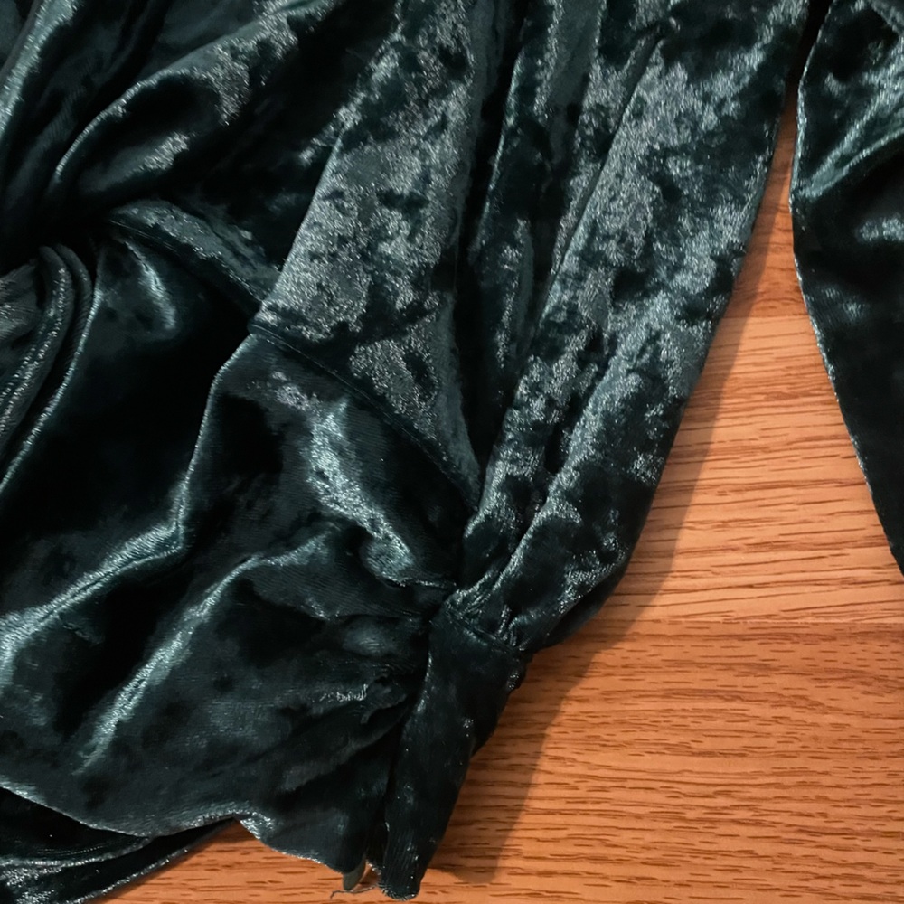 Lulus Emerald Green Crushed Velvet Twist-Front Long Sleeve Crop Top NWT Size S - Picture 12 of 12